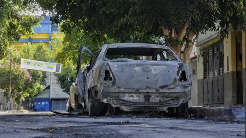 Los autos alcanzados por el fuego a metros de la cancha auriazul.