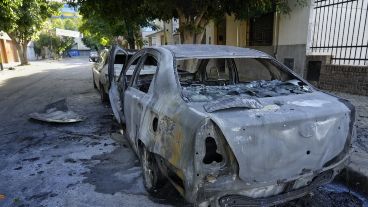 Los autos alcanzados por el fuego a metros de la cancha auriazul.