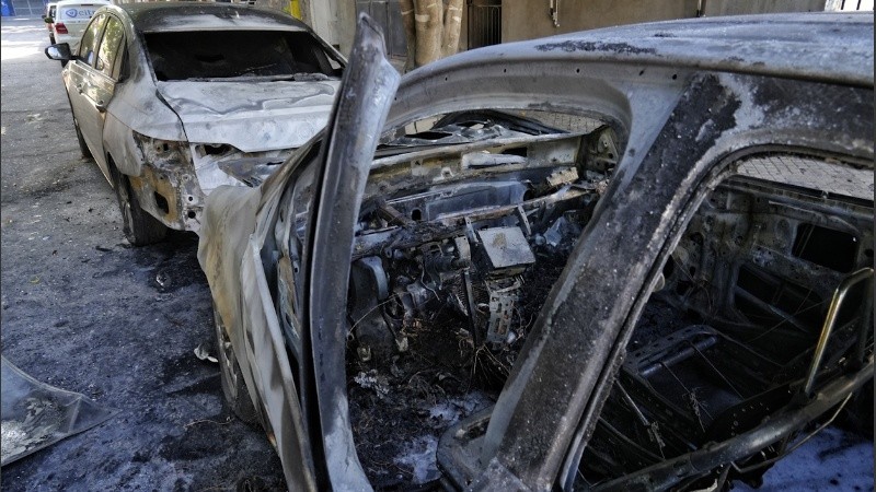 Los autos alcanzados por el fuego a metros de la cancha auriazul.