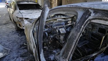 Los autos alcanzados por el fuego a metros de la cancha auriazul.