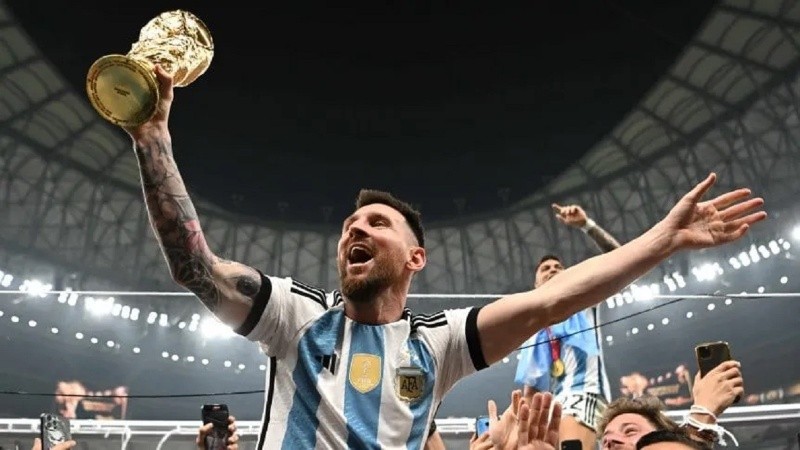 Messi feliz con la Copa del Mundo.