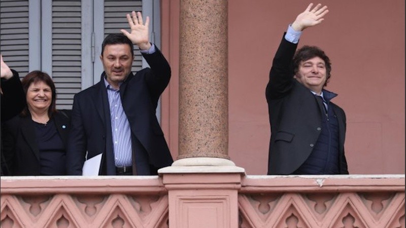 Milei y parte de su gabinete saluda desde el balcón de la Casa rosada (archivo).