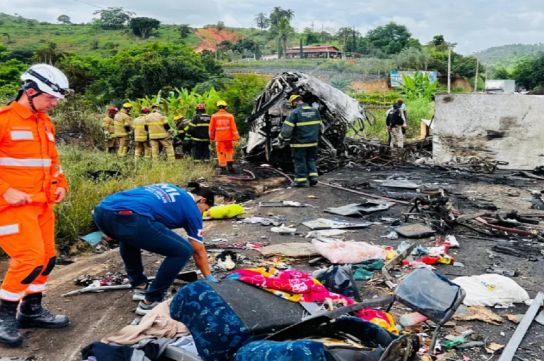 Un micro pinchó una rueda, impactó contra un camión y se incendió en Brasil: cuentan 37 fallecidos