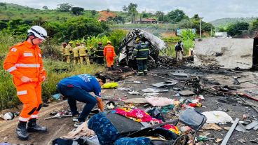 Restos de asientos y pertenencias quedaron en la ruta 116 tras el vuelco y el feroz incendio desatado.