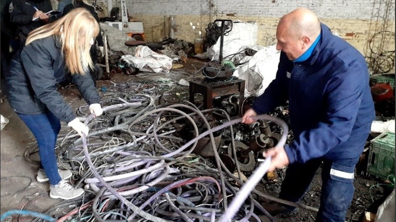 En los operativos que dieron resultado positivo se hallaron, entre otros, elementos de dudosa procedencia como autopartes de motos y autos con la numeración limada; medidores y caños de agua y gas, baterías de vehículos y de alarmas, discos de frenos, pistones, frenos de motos, válvulas de gas de cocina, picaportes, grifería de baños y hasta dinero en efectivo sin poder justificar.