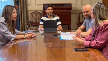 Pullaro junto al ministro de Producción Gustavo Puccini, Anahí Rodríguez y Renata Gigliotti.