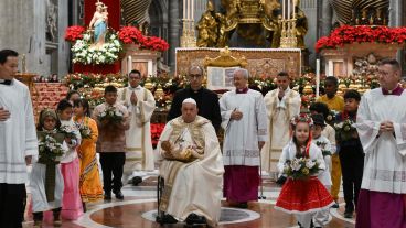 El mensaje de Francisco concluyó con el deseo de "una serena y santa Navidad", impartiendo la bendición Urbi et Orbi.