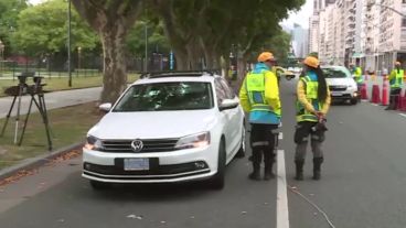 Un conductor que se identificó como diplomático ruso se negó a hacer un control de alcoholemia y se atrincheró en su auto.