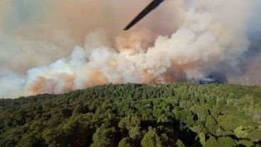 Decenas de brigadistas trabajaban para extinguir dos focos de incendio en el Parque Nacional Nahuel Huapi.