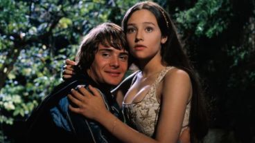 Hussey tenía solo 15 años cuando protagonizó, junto al actor británico Leonard Whiting, de 16 años, "Romeo y Julieta" de Shakespeare, recuerda la revista The Hollywood Reporter (THR).