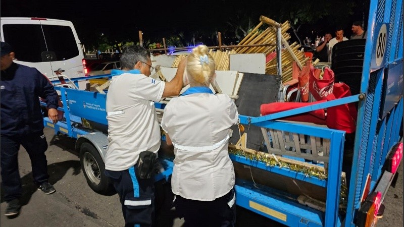 Agentes de Control desmantelaron puestos con sillas y mesas donde se vendía alcohol.