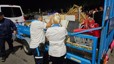 Agentes de Control desmantelaron puestos con sillas y mesas donde se vendía alcohol.