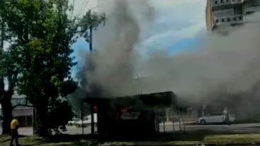 El humo de las llamas que devoraron el kiosco.