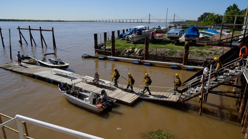 Unos 35 brigadistas cruzaron el Paraná para ir a darle combate a las llamas que ardían este viernes en la isla de Los Mástiles, frente a Granadero Baigorria.