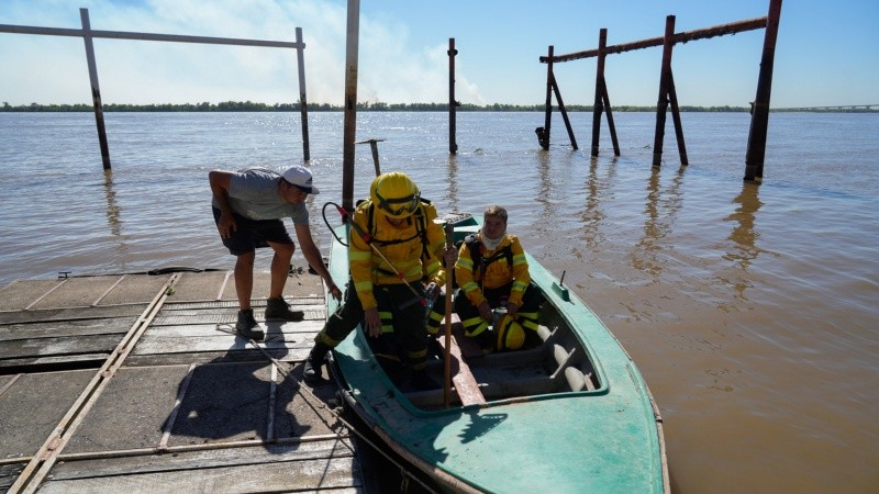 Unos 35 brigadistas cruzaron el Paraná para ir a darle combate a las llamas que ardían este viernes en la isla de Los Mástiles, frente a Granadero Baigorria.