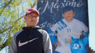 Fabio Jerez y el mural por Máximo, frente a la canchita, el corazón de Los Pumitas.