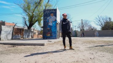 Fabio Jerez y el mural por Máximo, frente a la canchita, el corazón de Los Pumitas.