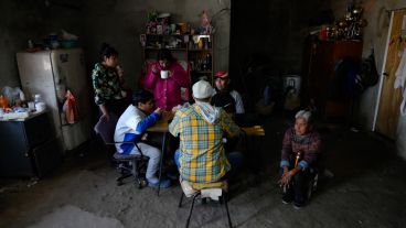 En la casa de Margatira, frente a la canchita, preparan copa de leche cuando hay maderas para hacer fuego.