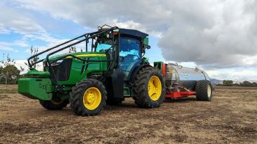 John Deere presentó tractores autónomos para resolver la "escasez de mano de obra" en el campo.