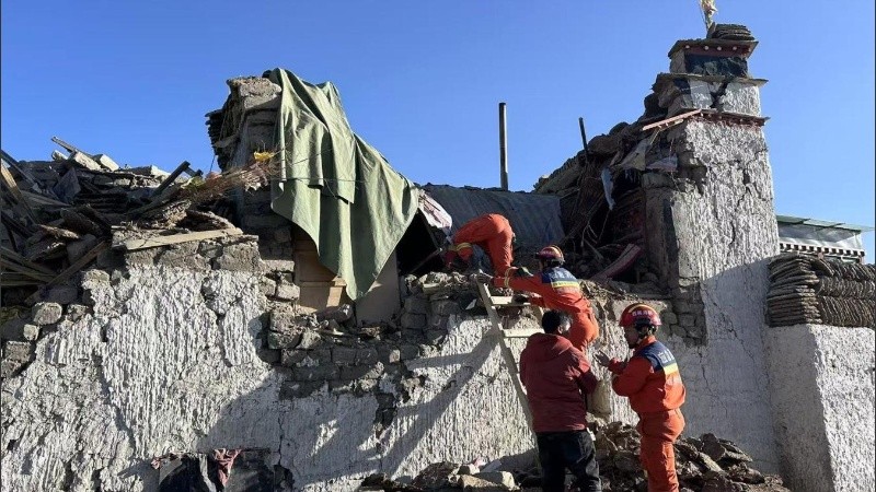 condado de Tingri, que cuenta con una densidad de población de 4,2 personas por kilómetro cuadrado, está situado a los pies de la cordillera del Himalaya.