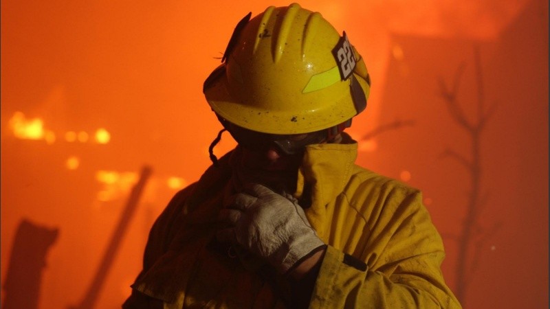 Miles de bomberos trabajan para contener los incendios en California.