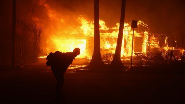 Miles de bomberos trabajan para contener los incendios en California.