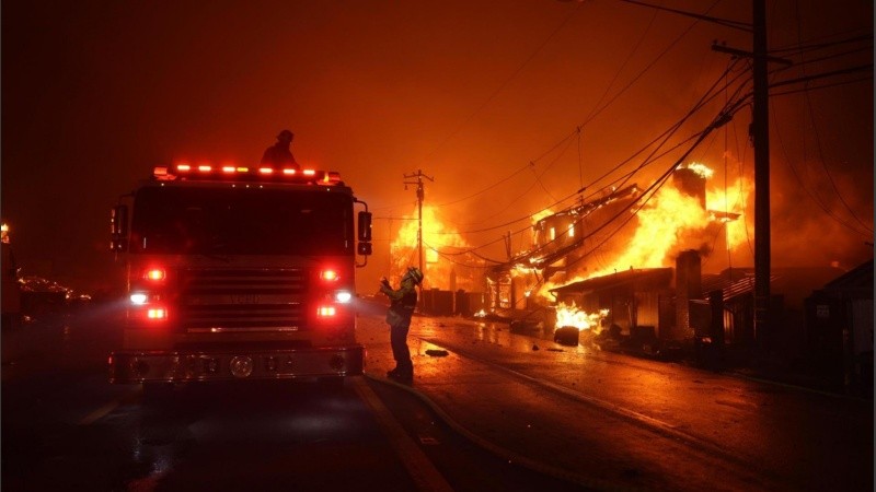 Miles de bomberos trabajan para contener los incendios en California.