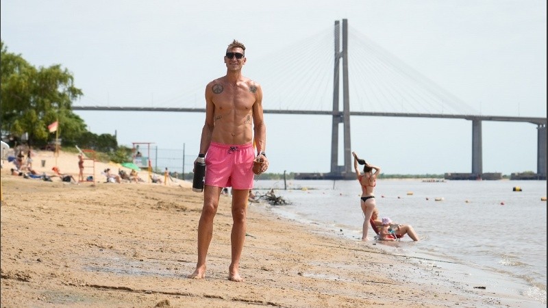 Ezequiel es un bañista habitué de La Florida que llega pedaleando cada mañana desde zona sur.