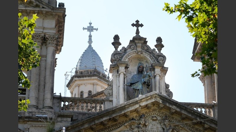 La Catedral necesita arreglos en los techos, tanto por dentro como por fuera.