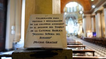 Dentro del templo de pide colaboración para los arreglos.