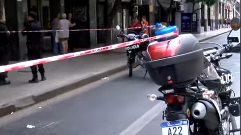 Un agente de la Policía de Santa Fe atropelló con su moto a una mujer que cruzaba a mitad de cuadra por calle San Lorenzo, entre Sarmiento y Mitre.