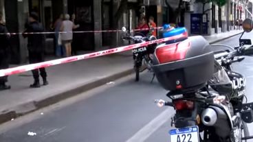 Un agente de la Policía de Santa Fe atropelló con su moto a una mujer que cruzaba a mitad de cuadra por calle San Lorenzo, entre Sarmiento y Mitre.