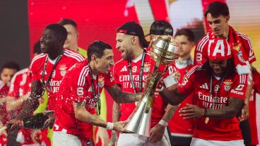 Otamendi y Di María levantaron el trofeo en Portugal.