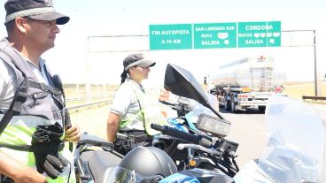 De 7 a 19, entre los kilómetros 10,8 (Fray Luis Beltrán) y 13,8 (San Lorenzo), en la mano hacia Santa Fe, personal de la Agencia Provincial de Seguridad Vial realiza el desvío hacia el carril contrario, que funcionará en ambos sentidos.