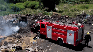 Bomberos Voluntarios y el municipio trabajaron desde el lunes para controlar el fuego.