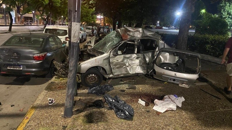 Así quedó el 206 tras el siniestro vial en Roca y el río.