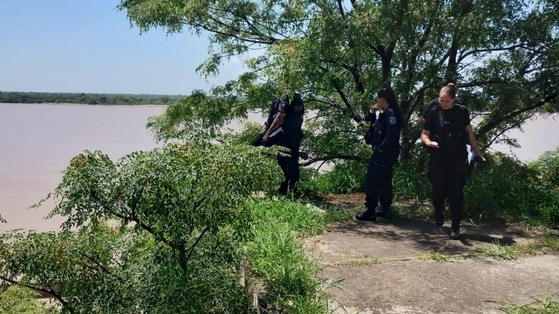 Efectivos policiales resguardaban la zona a la espera de los peritos.