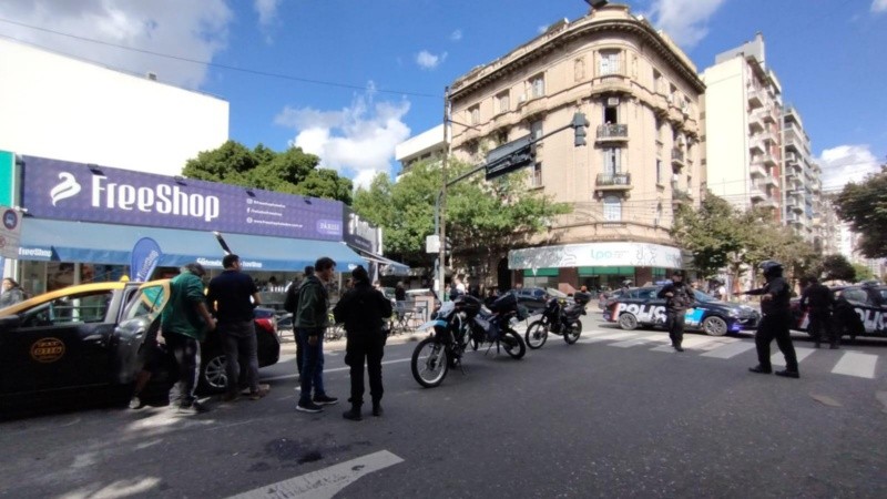 Bomberos trabajaron para retirar al hombre de abajo del taxi.