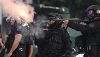 Miembros de la policía argentina enfrentan a manifestantes, frente al Congreso de la Nación en Buenos Aires.