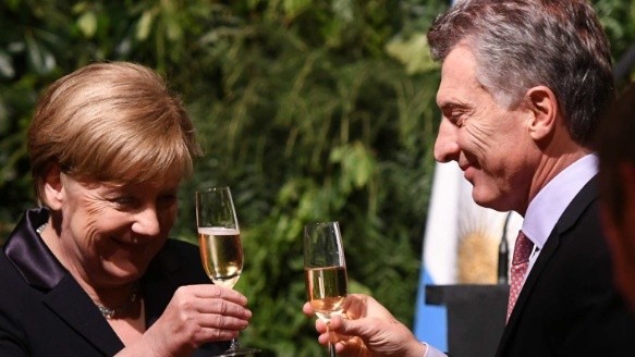 Télam 08/06/2017Buenos Aires: La canciller alemana, Angela Merkel y el presidente argentino, Mauricio Macri, realizan un brindis Foto: Osvalfo Fanton/cf