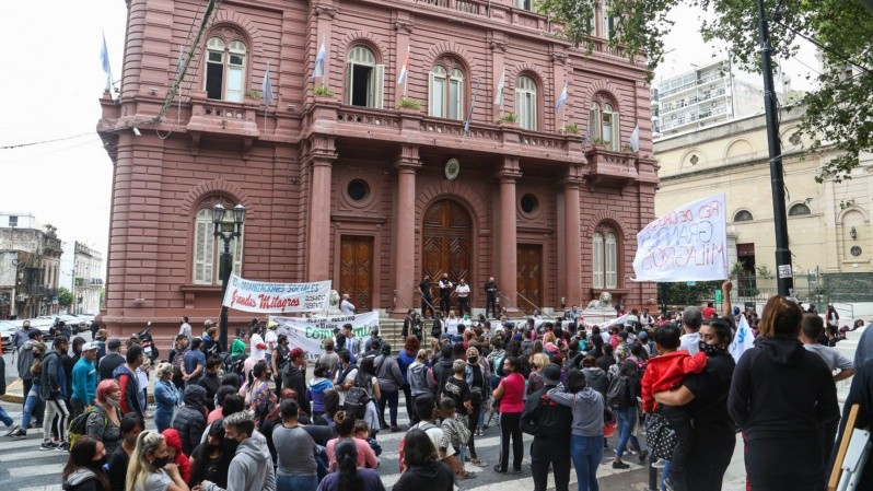 La movilización pasó por la Municipalidad. (Alan Monzón/Rosario3)