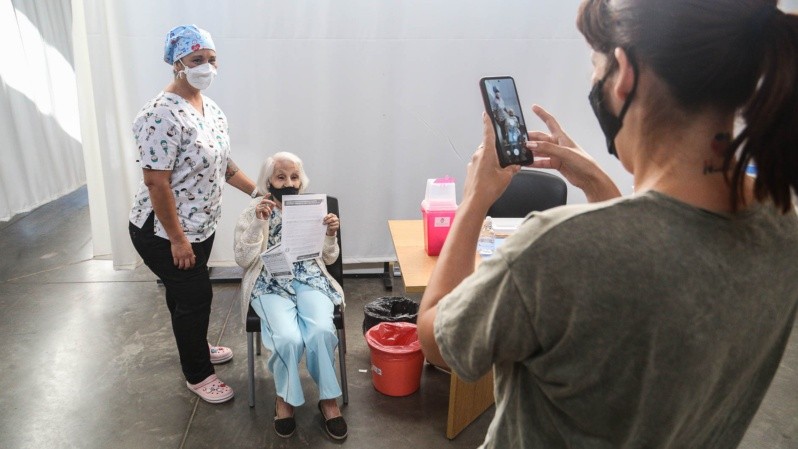 El después de la vacuna a Amelia, retratado por sus familiares. (Alan Monzón/Rosario3)