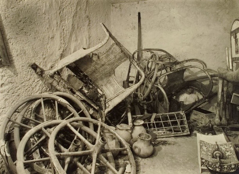 Ruedas y carros en la tumba del faraón Tutankhamun.